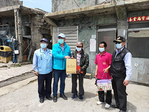 縣長楊鎮浯致贈烏坵鄉長者 特產及慰問金,表達關懷之意。(縣府提供)
