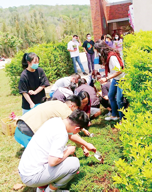 銘傳大學金門分部首次辦理跨區教學課程,先體驗戶外種植課,將在一周的時間體驗攀岩、水上遊憩、鐵馬遊金門等,感受金門校區課程特色及金門恬靜的生活步調。(銘傳金門分部提供)