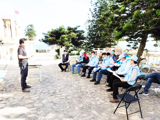 金門縣長楊鎮浯率縣府團隊挺進一水之隔的小坵島視察情形。（縣府提供）
