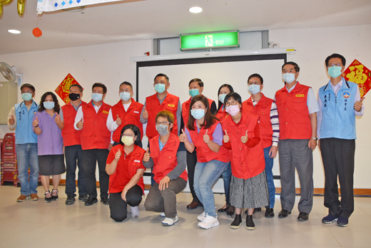 金門縣政府舉行因應嚴重特殊傳染性肺炎住宿式機構防災應變示範觀摩演練,會後參演單位合影。(陳冠霖攝)