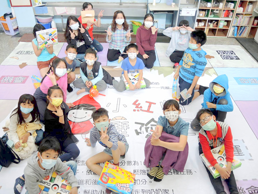 家扶中心兒童課輔班以桌遊讓孩子了解本地人文特色及地理相關位置,同時加入多種測驗挑戰。(家扶中心提供)