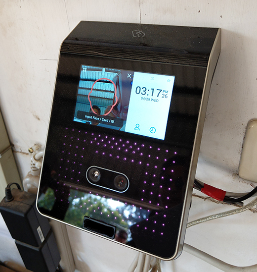 金寧鄉清潔隊安裝全縣首台3D人臉辨識考勤機，便於差勤核實之行政管理作業。（鄉公所提供）