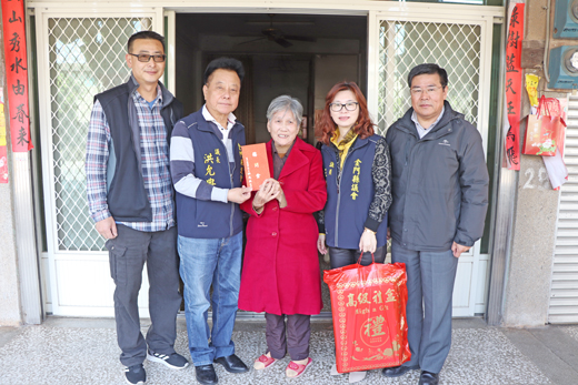 金門縣議會議長洪允典在縣議員和議會主管等人員陪同,分別前往各鄉鎮探訪慰問弱勢家庭及送上關懷,場面相當溫馨。(議會提供)