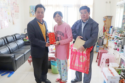 金門縣議會議長洪允典在縣議員和議會主管等人員陪同,分別前往各鄉鎮探訪慰問弱勢家庭及送上關懷,場面相當溫馨。(議會提供)