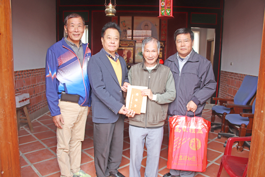 金門縣議會議長洪允典在縣議員和議會主管等人員陪同,分別前往各鄉鎮探訪慰問弱勢家庭及送上關懷,場面相當溫馨。(議會提供)