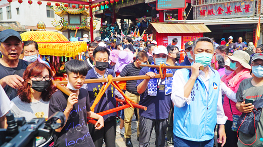 迎城隍繞境巡安，縣長楊鎮浯扶轎。（許峻魁攝）