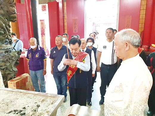 議長洪允典偕同議員前往上香。（許峻魁攝）