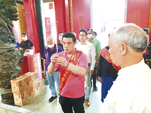 金城鎮長李誠智率公所團隊上香。（許峻魁攝）