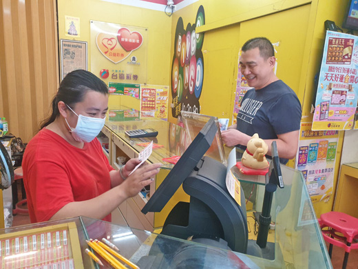 彩迷購買彩劵。(許峻魁攝)