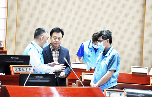 金門縣議會議長洪允典（中）與縣長楊鎮浯（左）、副縣長黃怡凱（右）就議事交換意見情形。（楊水詠攝）