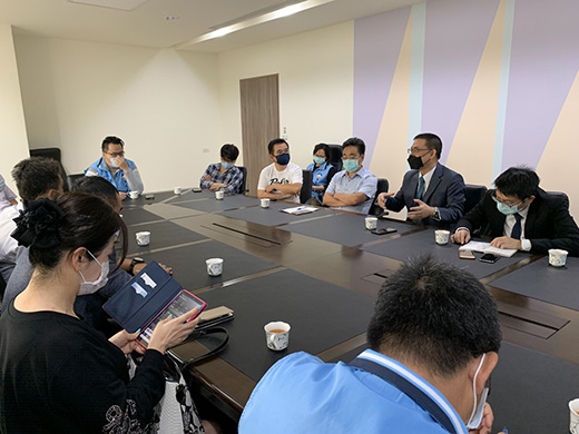 金門縣政府觀光處長丁健剛與業者交流及換意見。(觀光處提供)