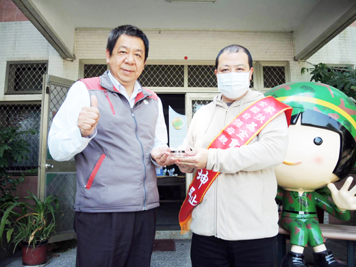 一肩扛起家內外的張坤耻(圖右)獲選為家扶基金會2020年全國自強母親。(詹宗翰翻攝)