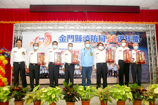 楊縣長頒獎表揚資深員工,肯定他們的工作付出。(許加泰攝)
