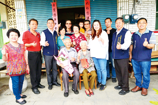 烈嶼鄉長洪若珊偕同鄉代會主席方駿洋、副主席吳福全、鄉代表陳秀治、林長耕、村長，逐一到各村向今年接受表揚的七名模範母親家中道賀。（許加泰攝）