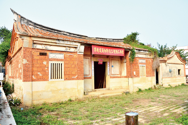 西園74號－黃肆景厝，於民國前建造完成，已有數十年閒置荒廢，後代盼望在縣府的協助下重現古厝風華。（詹宗翰攝）