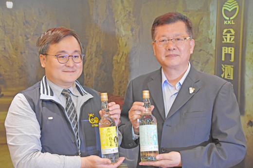 金酒公司總經理楊駕人(右)推薦這次發行的總統副總統就職紀念酒。(李金鎗攝)