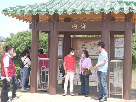 車船管理處處長李文堆協同金門監理站站長楊傳治,實地訪談搭乘幸福巴士民眾的感受。(車船處提供)