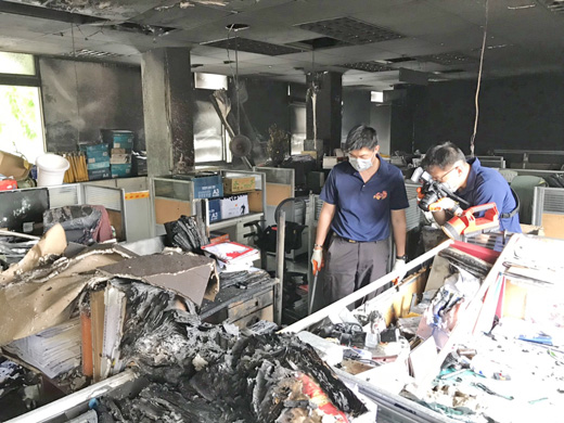 金門縣政府東棟三樓建設處辦公室今(19)日凌晨發生火警,消防局緊急出動大隊指揮車及消防車7部、人員19人趕抵現場灌救,於3點18分撲滅火勢,現場無人傷亡。(照片由縣府提供)