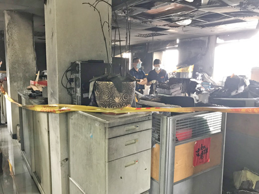 金門縣政府東棟三樓建設處辦公室今(19)日凌晨發生火警,消防局緊急出動大隊指揮車及消防車7部、人員19人趕抵現場灌救,於3點18分撲滅火勢,現場無人傷亡。(照片由縣府提供)
