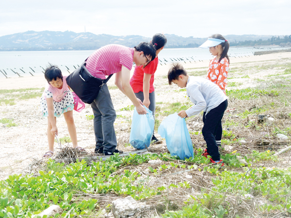 家扶中心與家扶幼童一起關懷地球，到安岐海濱淨灘。（家扶中心提供）