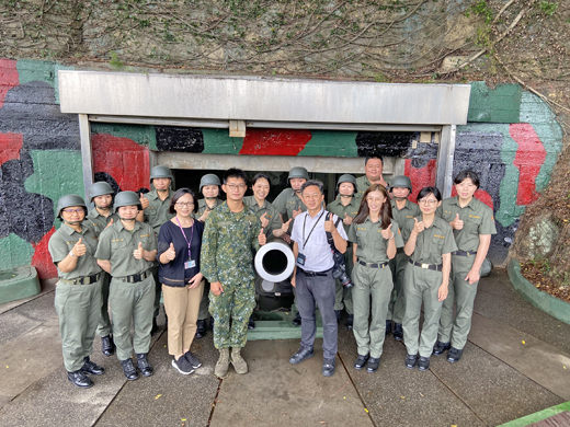 配合中央推動防疫旅遊，金門獅山砲陣地砲操表演等密閉式空間景點，近期內將重新開放。（縣府提供）