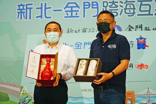 金新款待記者會,雙方縣市長互贈特產。(許峻魁攝)