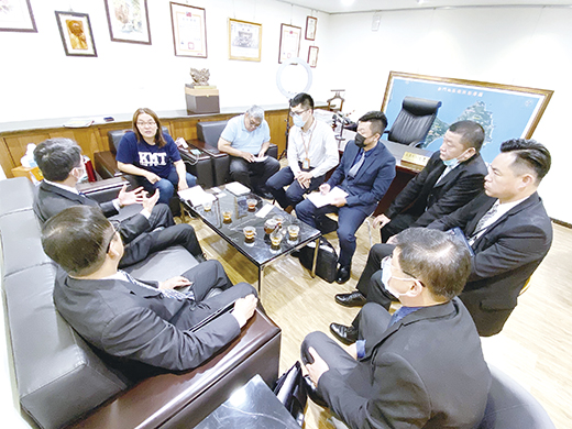 陳玉珍邀請海軍司令部說明中海艦。（陳玉珍辦公室提供）