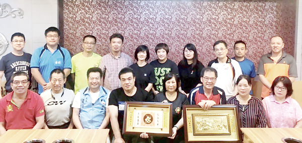 金門體育會木球委員會主委交接，由李誠智自石兆瑉手中接棒上任。（金門體育會木球委員會提供）