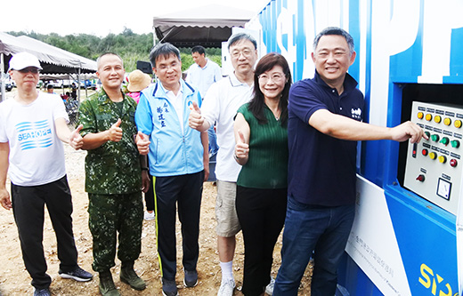 縣長楊鎮浯等中央貴賓一同啟用「海廢保麗龍現場減容貨櫃」。
（陳麗妤攝）