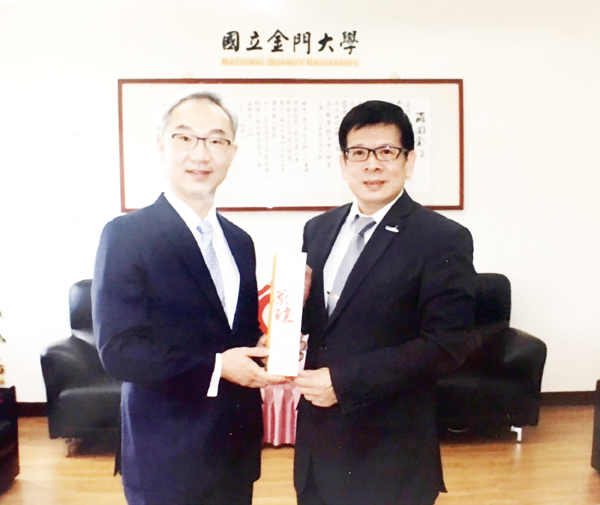 金大邀請外交部北美司司長姚金祥到校演講,金大校長陳建民(右)贈紀念品。(許加泰攝)