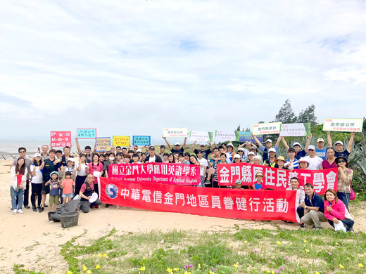 國內防疫措施鬆綁,戶外活動大解封,湖峰公共事務協進會昨日舉辦「淨灘健走·健康長久」活動:會長楊家聲和參與淨灘者,還給海灘乾淨面貌,開心合影。(許加泰攝)