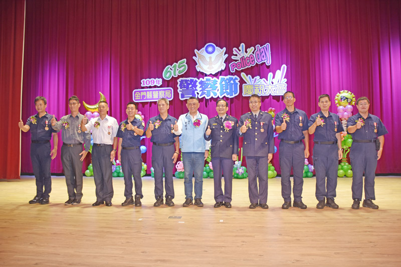 縣長頒獎表揚服務滿30年資深績優警察獎章並合照。(莊煥寧攝)