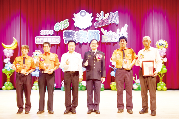 議長洪允典頒獎表揚績優義交與志工。（莊煥寧攝）
