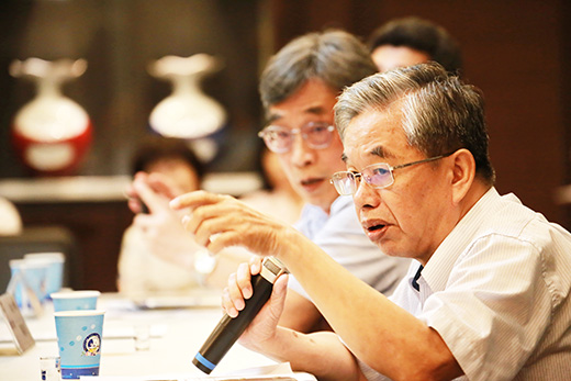 陳駿季(右二)是於九日率團拜會金酒公司,擬規劃輔導雜糧集團產區在臺灣地區契作釀酒高粱,共創臺灣與與金門高粱酒品牌。(縣府提供)