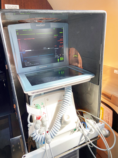 保障急重症轉診病患生命安全,電子醫療儀器完成民航局適航驗證。(金門縣衛生局提供)