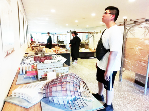 金門大學建築系「109級畢業設計成果展覽」在多功能體育館1樓中庭展出獨具特色作品。(許加泰攝)