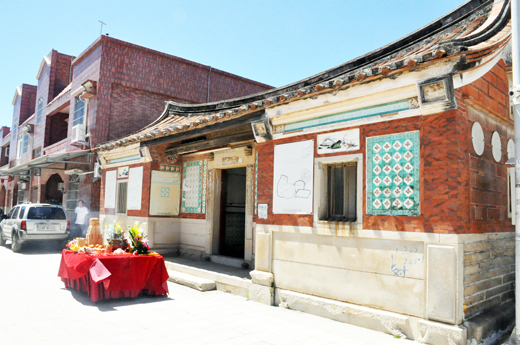 金湖鎮塔后22號傳統建築物係屬三落大厝,一、二落為閩南傳統建築,第三落為「番仔厝」型制,融合閩南南洋建築文化風貌。(楊水詠攝)