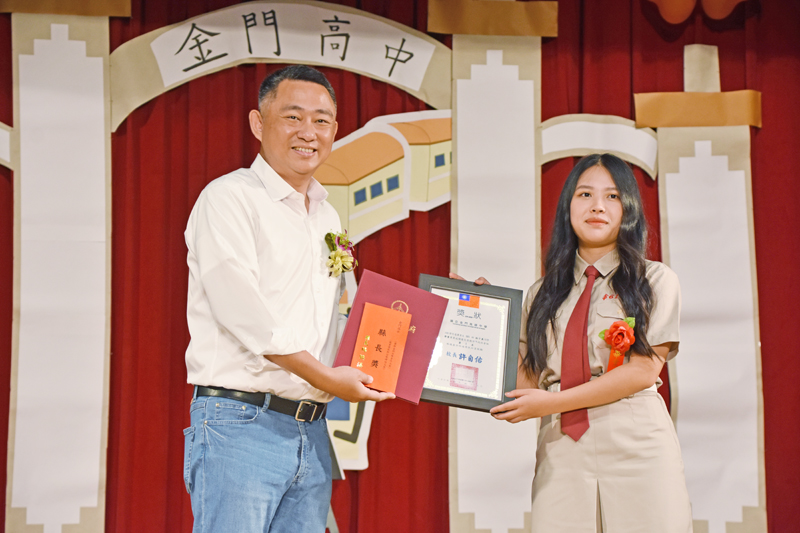 縣長楊鎮浯頒發智育獎給予金門高中畢業生文理組前五名的同學。(詹宗翰攝)