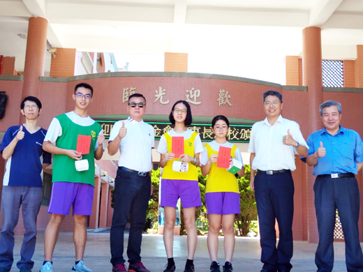 金湖中小學勵學基金董事會董事長李仁傳赴湖中頒發獎學金。(勵學基金會提供)