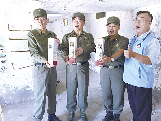 老兵專屬紀念酒已成為老兵的心願,去年6千瓶紀念酒在45天內提前發完;很多老兵都是帶著親友返金,一同感受昔日戍守前線的戰地回憶。(縣府觀光處提供)