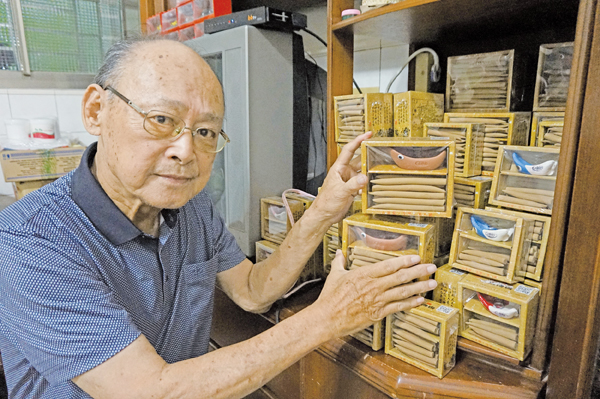 陳榮一傳承二崁褒歌，並研發傳香特產。（陳永富攝）