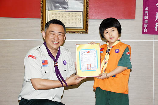 楊鎮浯縣長與稚齡童軍獲銅質青松獎章的佛光童軍團林慈恩小朋友合影。(翁維智攝)