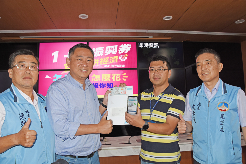 楊鎮浯強調,無論是發消費券或現金,都沒有辦法像發放「1+1振興券」能產生「帶動消費、產值加乘」的效果。(翁維智攝)