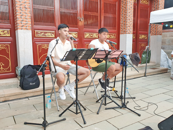 浦揪16市集，自台灣邀請樂團現場演唱。（許峻魁攝）