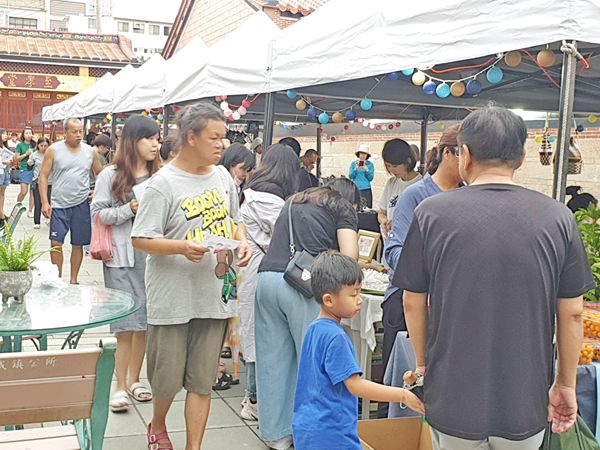 後浦新創市集，人潮湧現，相當熱鬧。（許峻魁攝）