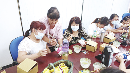 移民署宣導活動,邀請新住民家庭彩繪姬兜蟲。(移民署提供)