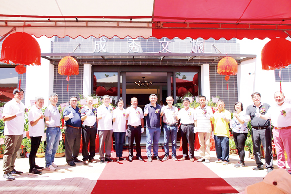 來賓共同揭牌。（許加泰攝）