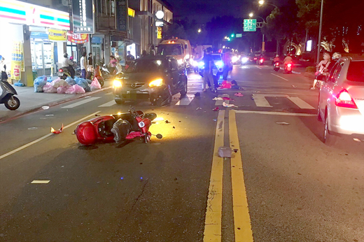 金城鎮民生路電動自行車與自小客車發生車禍,警方籲遵守交通法規,以維護行車安全。(金城分局提供)