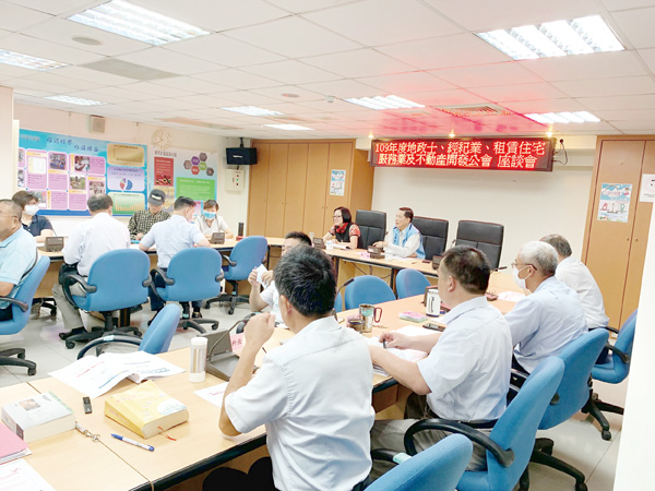 地政局邀請轄區不動產相關業者召開座談會,與業者進行意見交流與討論。(李金鎗攝)