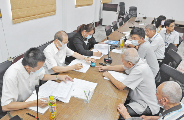 監察委員江明蒼接受民眾陳情現況。(楊水詠攝)